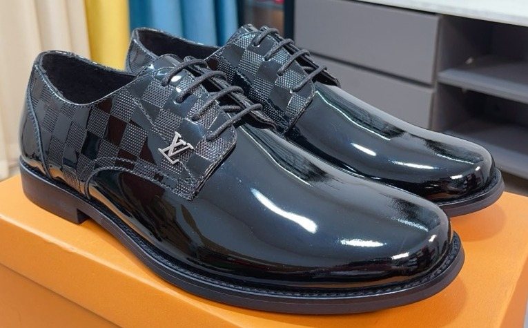 Louis Vuitton Black Glossy Lace-Up Dress Shoes - Rounded Toe